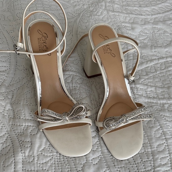 Elegant White Heeled Sandals with Bow Accent - Picture 2 of 8